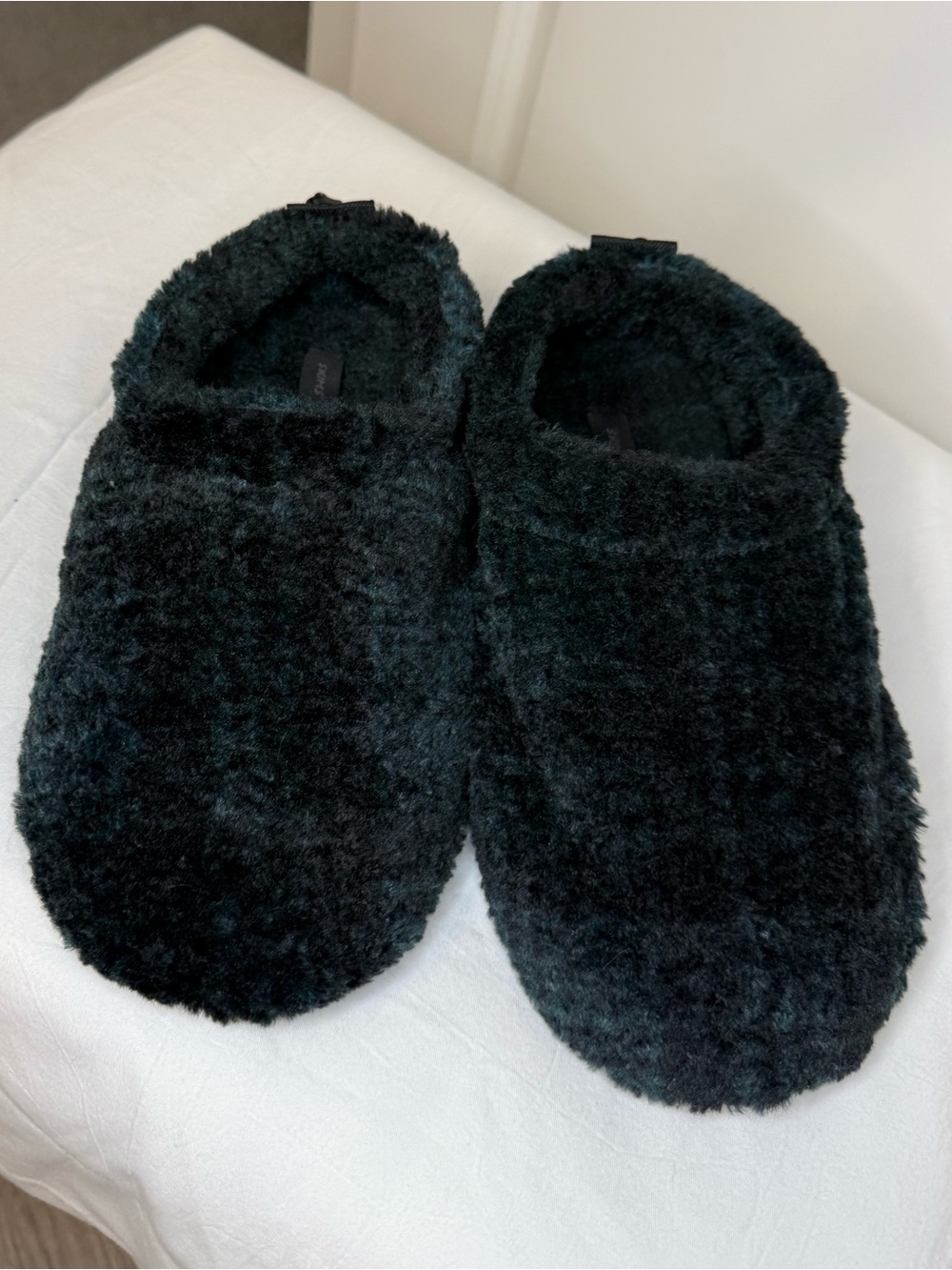 SKIMS Cozy Plush Slippers – Black & Forest Green Plaid